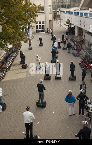 Menschen üben das zweirädrige, selbstbalancierende, batteriebetriebenes Elektrofahrzeug in Berlin, Deutschland vor der Anmietung eine für t verwenden Stockfoto