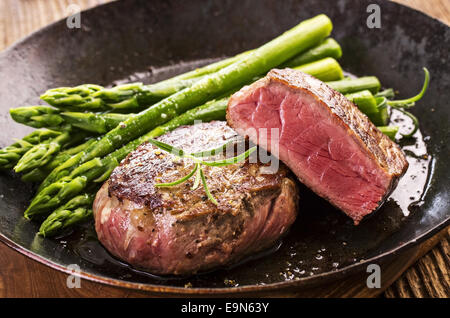 Steak mit grünem Spargel Stockfoto