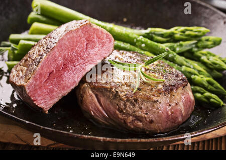 Steak mit Spargel Stockfoto