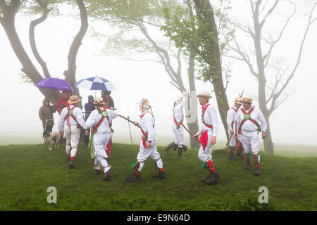 In dichtem Nebel und begleitet vom Gesang der Kuckucke, Chanctonbury Ring Morris Männer führen ihre traditionellen Maifeiertag Tänze zu Stockfoto