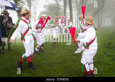 In dichtem Nebel und begleitet vom Gesang der Kuckucke, Chanctonbury Ring Morris Männer führen ihre traditionellen Maifeiertag Tänze zu Stockfoto