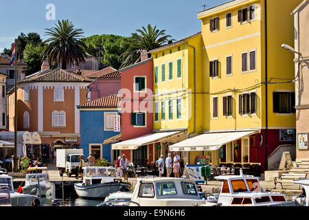 Stadt von Veli Losinj bunte Uferpromenade Stockfoto