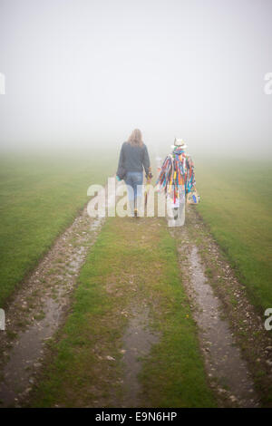 In dichtem Nebel und begleitet vom Gesang der Kuckucke, Chanctonbury Ring Morris Männer führen ihre traditionellen Maifeiertag Tänze zu Stockfoto