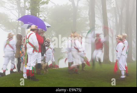 In dichtem Nebel und begleitet vom Gesang der Kuckucke, Chanctonbury Ring Morris Männer führen ihre traditionellen Maifeiertag Tänze zu Stockfoto