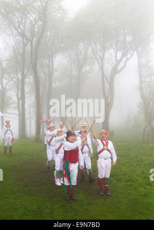 In dichtem Nebel und begleitet vom Gesang der Kuckucke, Chanctonbury Ring Morris Männer führen ihre traditionellen Maifeiertag Tänze zu Stockfoto