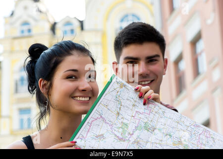 Junges Paar in der Stadt mit touristischen Karte Stockfoto