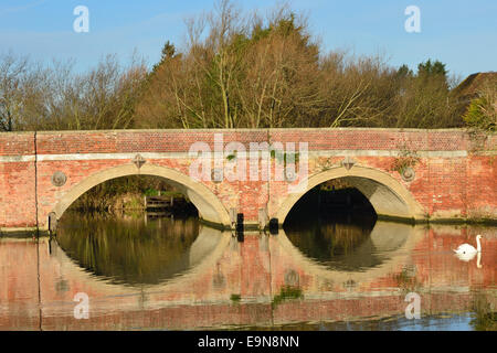 Bögen aus rotem Backstein-Brücke Stockfoto