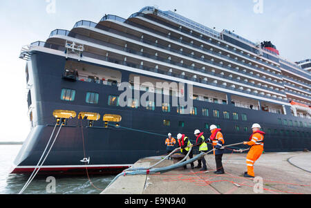 Stauer sichern die Linien des Liners Queen Victoria als die Cunard-Liner Queen Elizabeth und Queen Victoria nehmen Bogen-to-b Stockfoto