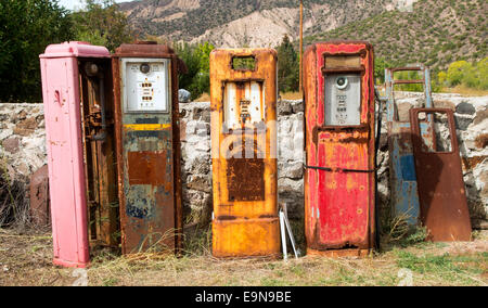 Sammlung von alten rosten Zapfsäulen in einem Antiquitätengeschäft in New Mexico gefunden Stockfoto