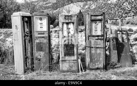 Schwarz / weiß-Bild aus einer Sammlung von alten rosten Zapfsäulen in einem Antiquitätengeschäft in New Mexico gefunden Stockfoto