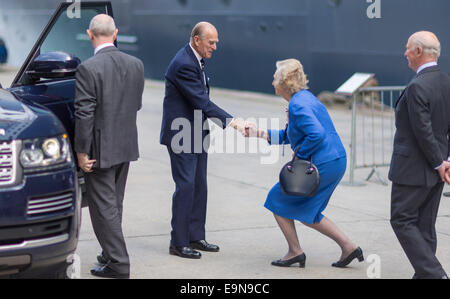 Der Duke of Edinburgh ist von Lady Mary Fagan, der Lord Leutnant von Hampshire, begleitet, da er zur Teilnahme an einem Mittagessen an Bord kommt Stockfoto