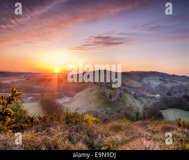 Schönen Sonnenaufgang über ein Märchenschloss Stockfoto