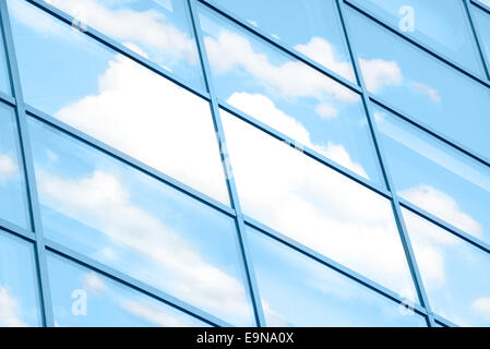 Wolken spiegeln sich in windows Stockfoto