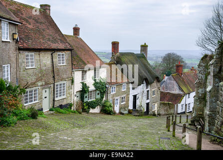 Auf dem Land auf einer Straße mit Kopfsteinpflaster in Gold Hill in Shaftesbury in Dorset Stockfoto