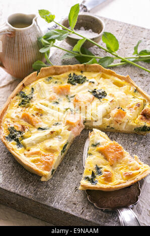 Quiche mit Spargel und Lachs Stockfoto