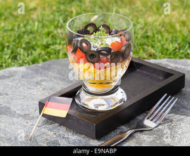 Salat schwarz rotes Gold auf Rasen. Stockfoto