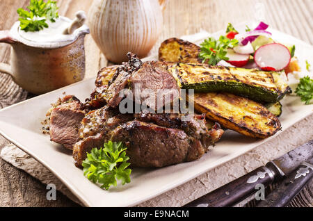 Gegrilltes Lamm mit Gemüse Stockfoto