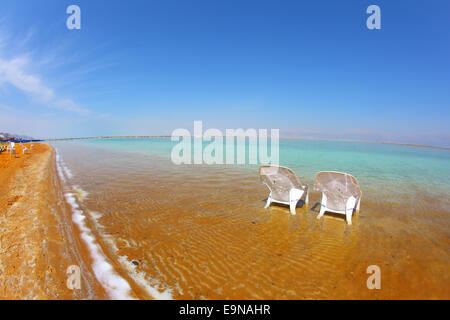 Zwei weiße Strand Sessel Stockfoto