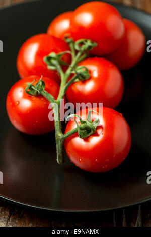 Tomaten auf Platte abgewinkelt Ansicht Stockfoto