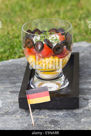 Salat schwarz rotes Gold auf Rasen. Stockfoto