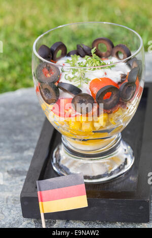 Salat schwarz rotes Gold auf Rasen. Stockfoto