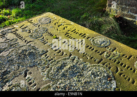 Jenkin Kapelle in Saltersford in der Nähe von Macclesfield, Cheshire. Wintersonne auf einen alten Grabstein. Mit Flechten überzogen. Stockfoto