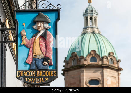 Schild am Deacon Brodie Taverne auf Edinburghs Royal Mile, Scotland, UK Stockfoto