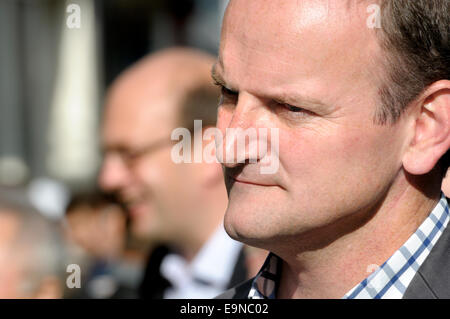 Douglas Carswell MP (UKIP: Clacton-on-Sea) in Rochester, Mark Reckless (hinten) zu unterstützen Stockfoto