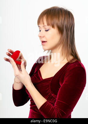 junge Frau öffnet die Ring-box Stockfoto