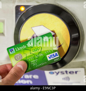 Kontaktlosen Lloyds TSB Visa-Karte für Reisen Zahlung an u-Bahnstation verwendet wird. Stockfoto