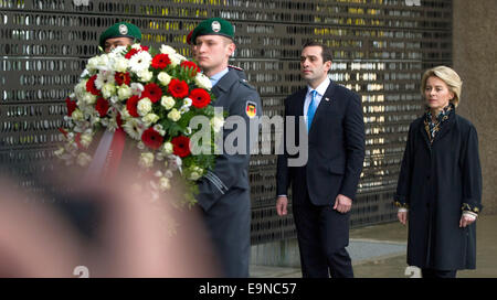 German Defense Minister Ursula von der Leyen (R) erhält georgische Verteidigungsminister Irakli Alasania (2-R) mit militärischen Ehren in Berlin, Deutschland, 30. Oktober 2014. Foto: LUKAS SCHULZE/dpa Stockfoto