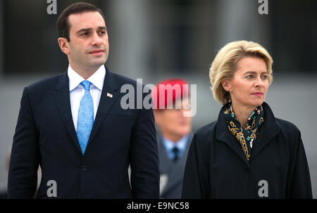 German Defense Minister Ursula von der Leyen (R) erhält georgischen Defense Minister Irakli Alasania (L) mit militärischen Ehren in Berlin, Deutschland, 30. Oktober 2014. Foto: LUKAS SCHULZE/dpa Stockfoto