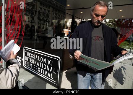 Thessaloniki, Griechenland. 30. Oktober 2014. Menschen in einem Ticket box einen Tag vor der Eröffnung der 55. Thessaloniki International Film Festival in Thessaloniki, Griechenland am 30. Oktober 2014. Bildnachweis: Konstantinos Tsakalidis/Alamy Live-Nachrichten Stockfoto