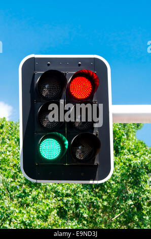 Rote und grüne Ampeln auf blauen Himmel Stockfoto