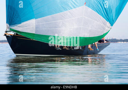 Flug von Ufford und anderen Yachten im Wettbewerb auf die Panerai British Classic Week-Segelregatta versuchen, etwas Wind in necken Stockfoto