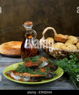 Gebratener Fisch mit Gemüse und Olivenöl Stockfoto