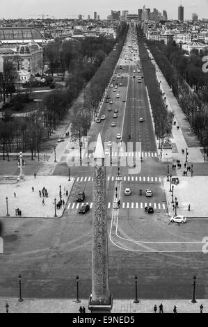 Suchen auf der Avenue des Champs-Élysées mit dem Luxor Obelisk im Vordergrund-Paris Frankreich. Foto vom Riesenrad Stockfoto