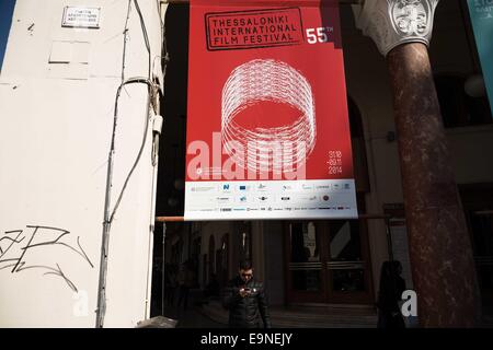 Thessaloniki, Griechenland. 30. Oktober 2014. Am 30. Oktober 2014 steht ein Mann unter einem Poster des 55. Thessaloniki International Film Festival vor dem Olympion Theater in Thessaloniki, Griechenland. Bildnachweis: Konstantinos Tsakalidis/Alamy Live-Nachrichten Stockfoto