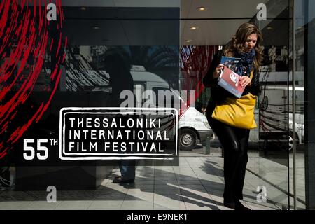 Thessaloniki, Griechenland. 30. Oktober 2014. Eine Frau zu verlassen, von einem Ticket einen Tag vor der Eröffnung der 55. Thessaloniki International Film Festival in Thessaloniki, Griechenland am 30. Oktober 2014-box. Bildnachweis: Konstantinos Tsakalidis/Alamy Live-Nachrichten Stockfoto