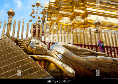 Liegender Buddha. Wat Phra Doi Suthep, Doi Suthep Tempel in der Nähe von Chang Mai, Nordthailand. Südost-Asien. Stockfoto