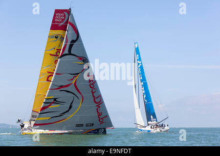 Die Yachten Azzam (links) und Artemis Ocean Racing passieren während der Artemis-Challenge an Aberdeen Asset Management Cowes Week in Co Stockfoto