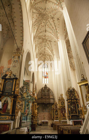 Kirche St. Johannes der Täufer und Johannes der Evangelist, die zwischen 13. & 15. Jh. in Torun, Polen.  Innenraum ist ri Stockfoto