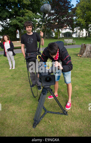 Außerhalb der Sendung: professionelle video Kameramann und Tonmeister bei der Arbeit vor Ort Stockfoto