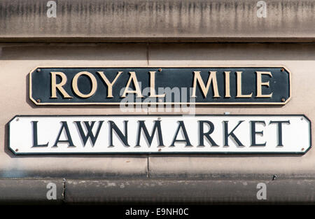 Royal Mile und Lawnmarket Straßenschild, Edinburgh, Scotland, UK Stockfoto
