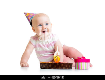 Babymädchen mit Geburtstagstorte Stockfoto