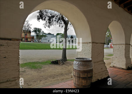 Kalifornien - Plaza-Bereich von der überdachten Gehweg an Mission San Juan Bautista auf der San Juan Bautista State Historic Park. Stockfoto