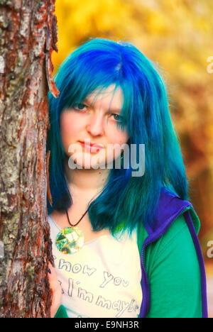 Mädchen mit blauen Haaren Stockfoto