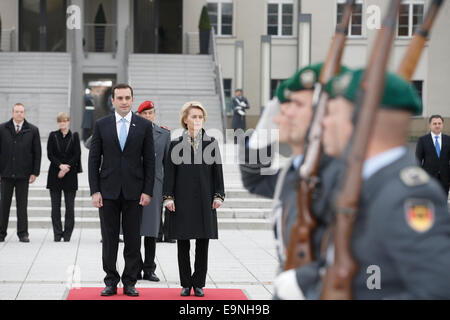 Berlin, Deutschland. 30. Oktober 2014. Ursula von der Leyen Bundesminister der Verteidigung erhält die georgische Verteidigungsminister Irakli Alasania im Verteidigungsministerium am 30. Oktober 2014 in Berlin, Deutschland. / Bild: Irakli Alasania, georgische Verteidigungsminister und Ursula von der Leyen Bundesminister der Verteidigung. Bildnachweis: Reynaldo Chaib Paganelli/Alamy Live-Nachrichten Stockfoto