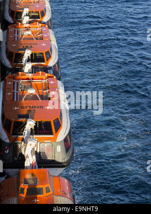 Reihe von orange Rettungsboote auf Kreuzfahrtschiff Stockfoto