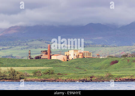 Verlassene Zuckermühle auf Küste von Kauai Stockfoto